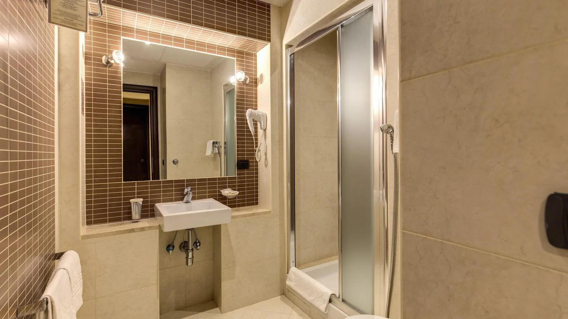 Hotel Everest Inn Roma 2*,