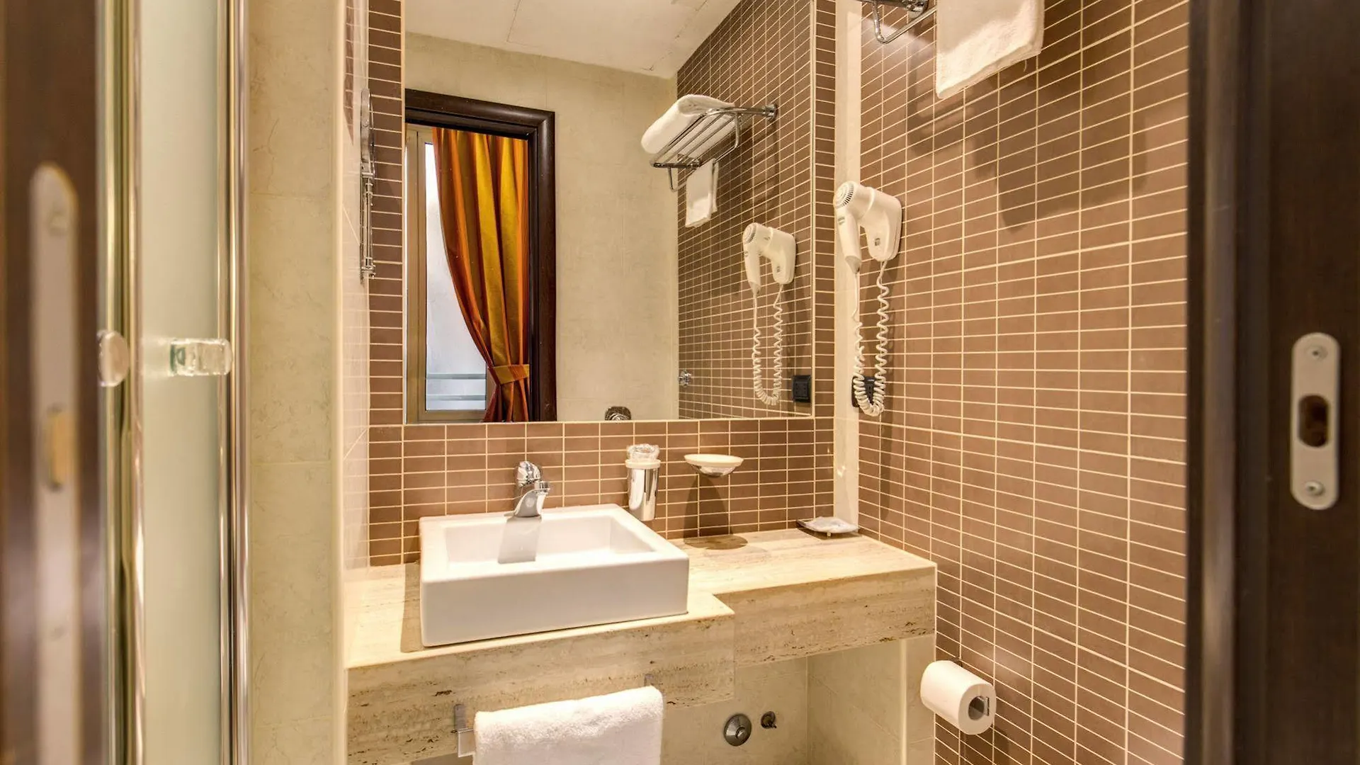 **  Hotel Everest Inn Roma Italia